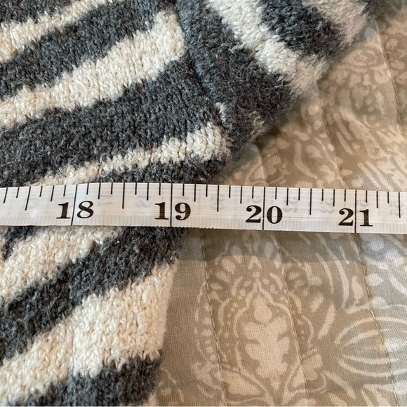 Yet Again Zebra Print Long Sleeve Fuzzy Crewneck Sweater Small - Picture 8 of 10